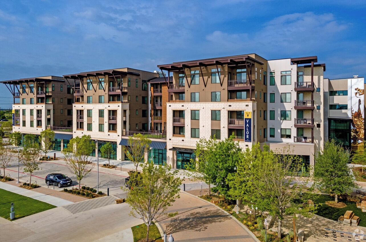 Cozy 1-bedroom apartment in brilliant Lewisville with AC, fitness room, WiFi