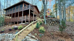 Exterior - Cozy Cabin near DT Blue Ridge, GA 🌲Mtn Views💧Hot Tub 🔥Fire Pit 🐶P... (Blue Ridge)