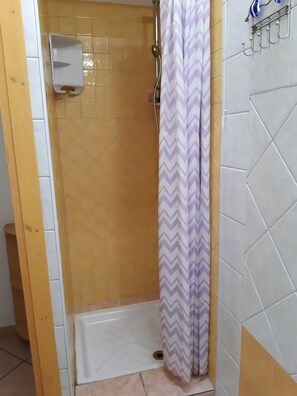 Ducha, secador de pelo, bidet, jabón