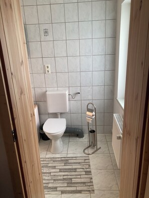 Dusj, håndklær, såpe og toalettpapir