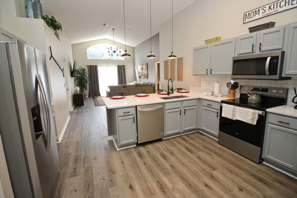 Villa | Private kitchen | Fridge, toaster - Newly Renovated Home With Calming Atmosphere (Kissimmee)