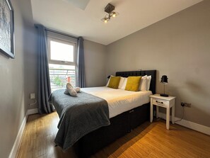 Leilighet – deluxe, balkong, byutsikt | Skrivebord for bærbar PC, lydisolert og strykejern/-brett