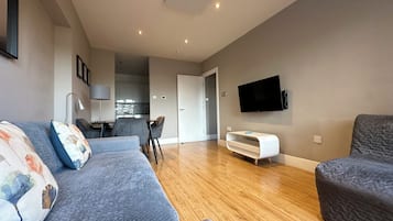 Apartemen Deluks, balkon, pemandangan kota | Area keluarga | Smart TV 50-inci dengan saluran TV digital dan Netflix