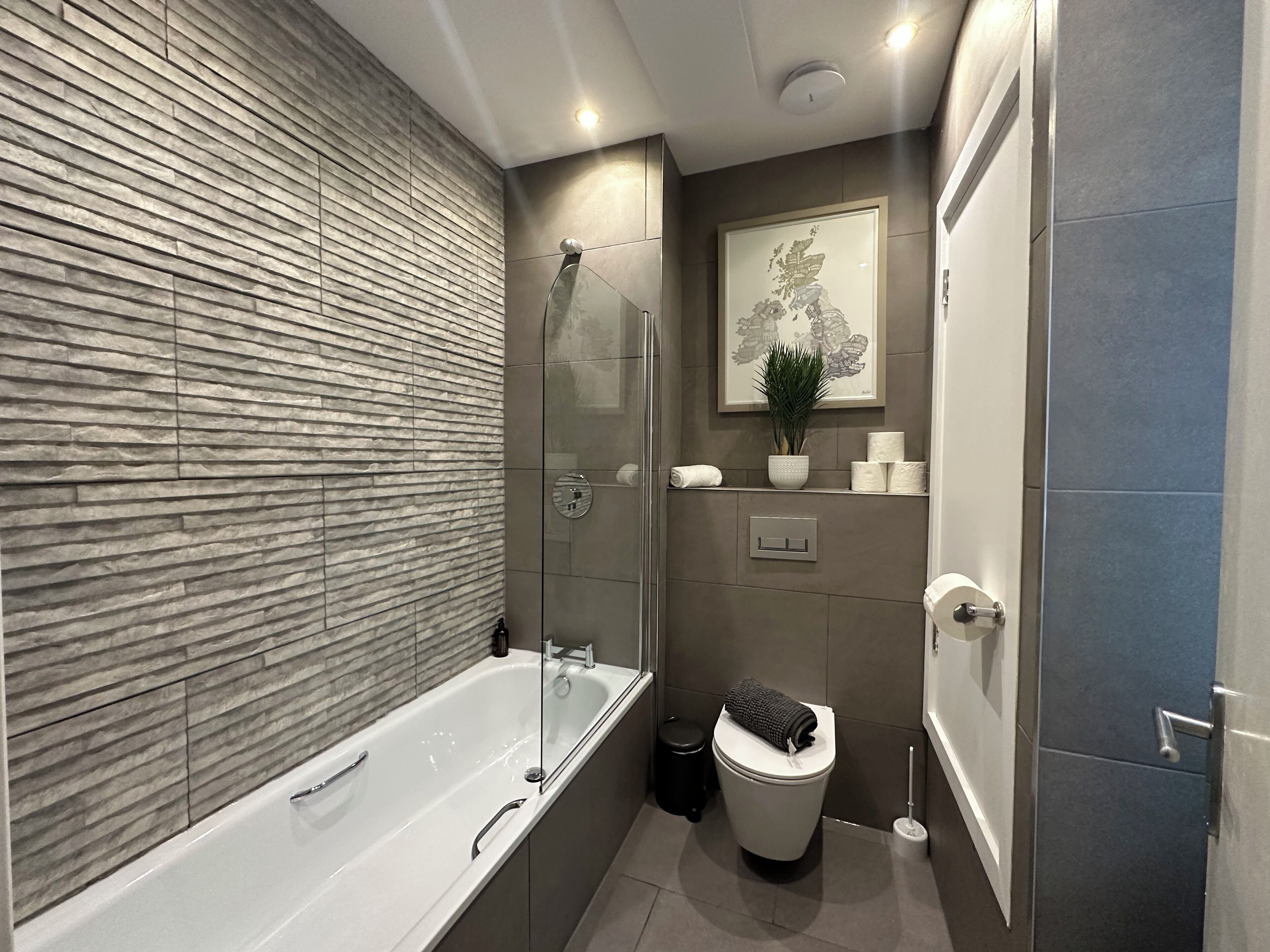 Deluxe appartement, balkon, uitzicht op stad | Badkamer | Een haardroger, handdoeken, zeep, shampoo