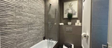Deluxe Apartment, Balcony, City View | Bathroom