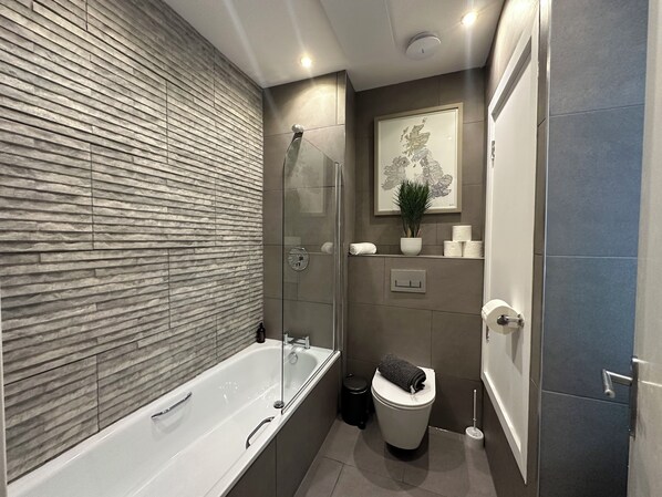 Deluxe Apartment, Balcony, City View | Bathroom - The Cardiff Apartment (Cardiff)