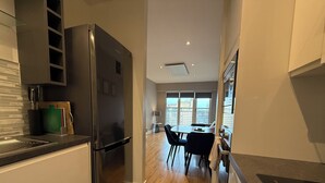 Deluxe Apartment, Balcony, City View | Private kitchen | Full-size fridge, microwave, oven, stovetop - The Cardiff Apartment (Cardiff)
