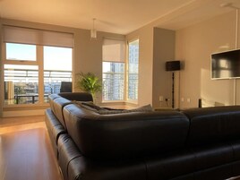 Superior-Apartment, Balkon, Stadtblick | Wohnbereich | 50-Zoll-Smart-TV mit Digitalempfang, Netflix, Streaming-Dienste