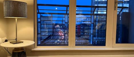 Leilighet – deluxe, balkong, byutsikt | Oppholdsområde | En 50-tommers smart-TV med digitale kanaler samt Netflix