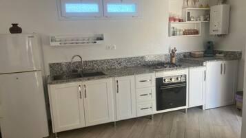 Fridge, oven, dishwasher, coffee/tea maker