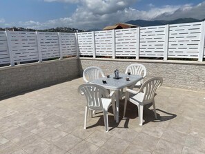 Outdoor dining - Sea view - Ait Chafaa Azeffoun accommodation (Aït Chafâa)