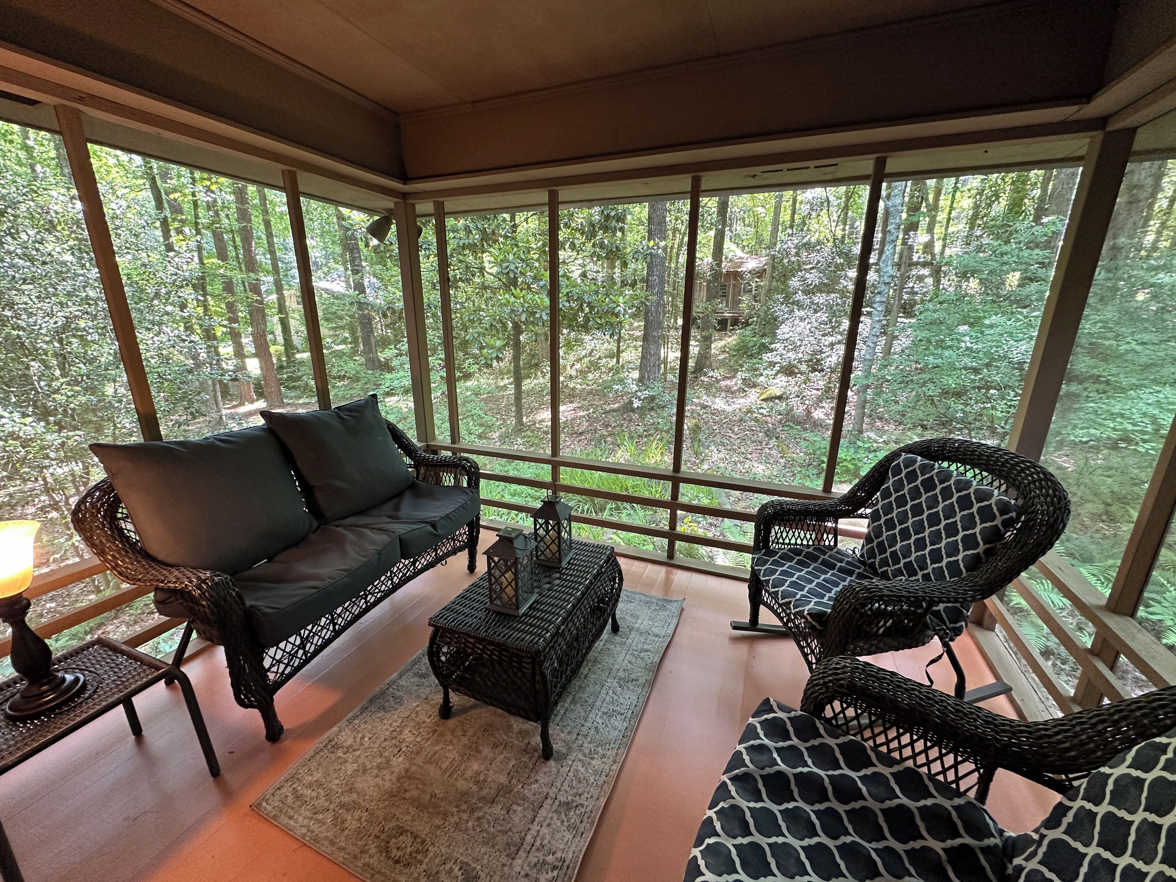 Cozy mid-century country, 3-bedroom home, in the woods by a lake with AC, WiFi