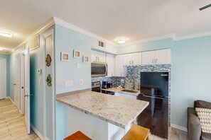 Réfrigérateur, micro-ondes, four, plaque de cuisson