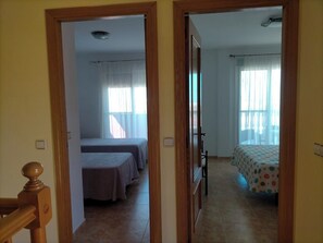 3 slaapkamers, een strijkplank/strijkijzer, wifi, beddengoed