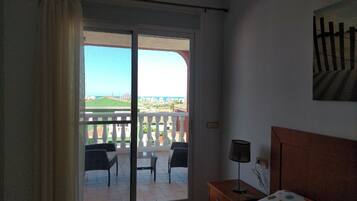 3 slaapkamers, een strijkplank/strijkijzer, wifi, beddengoed