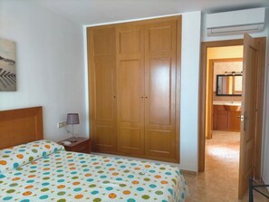 3 chambres, fer et planche à repasser, Wi-Fi, draps fournis