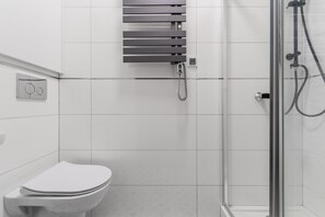 Estudio clásico | Baño | Regadera, regadera tipo lluvia, toallas 