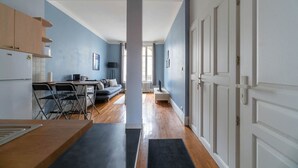 Un apartament modern amb cuina, zona de menjador i saló.