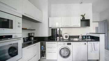 Een koelkast, een microgolfoven, een oven, een kookplaat