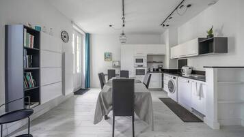Frigorífico, microondas, horno y placa de cocina