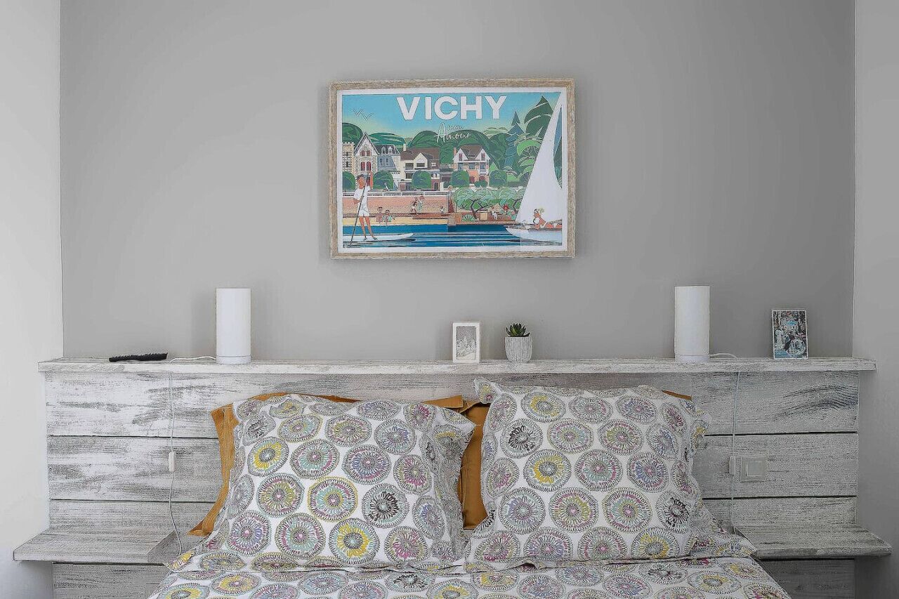 2 dormitorios, escritorio, tabla de planchar con plancha y cuna de viaje