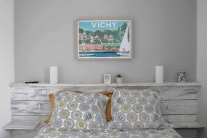 2 quartos, escrivaninha, ferros/tábuas de passar roupa, berço de viagem