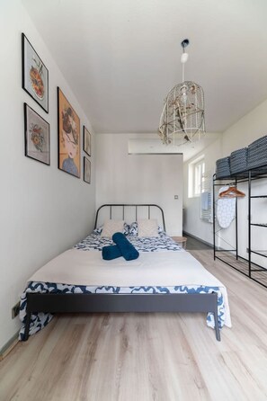 1 slaapkamer, een bureau, een strijkplank/strijkijzer, reisbedje