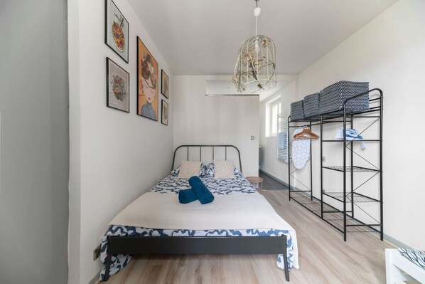 1 slaapkamer, een bureau, een strijkplank/strijkijzer, reisbedje