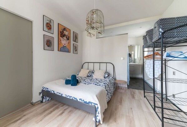 1 chambre, bureau, fer et planche à repasser, lit de bébé portatif