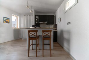 Four à micro-ondes, surface de cuisson, cafetière-théière, grille-pain