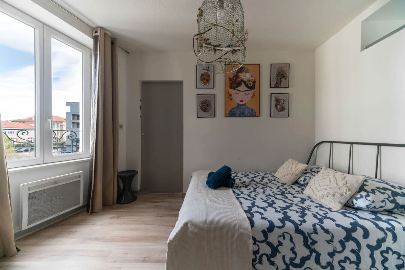 1 chambre, bureau, fer et planche à repasser, lit parapluie