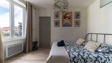 1 chambre, bureau, fer et planche Ă repasser, lit parapluie