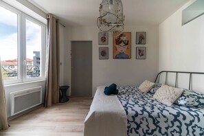 1 dormitorio, escritorio, tabla de planchar con plancha y cuna de viaje