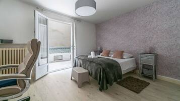 1 slaapkamer, een bureau, een strijkplank/strijkijzer, reisbedje