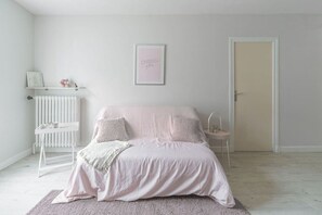 1 quarto, escrivaninha, ferros/tábuas de passar roupa, berço de viagem