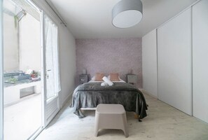 1 Schlafzimmer, Schreibtisch, Bügeleisen/Bügelbrett, Reisekinderbett