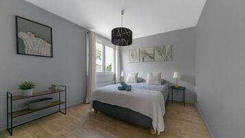 2 Schlafzimmer, Schreibtisch, Bügeleisen/Bügelbrett, Reisekinderbett