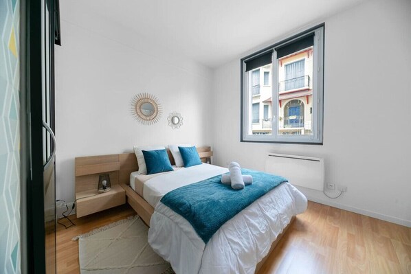 1 chambre, système d’insonorisation, fer et planche à repasser