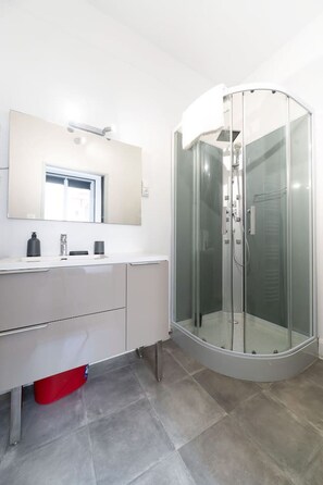 Articles de toilette gratuits, sèche-cheveux, serviettes fournies