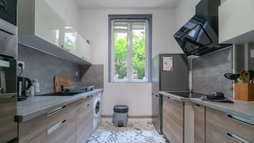 Een koelkast, een microgolfoven, een oven