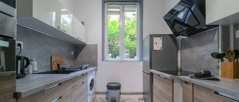 Refrigerador, microondas, horno y cafetera y tetera