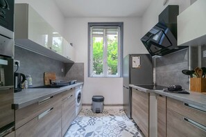 Réfrigérateur, four à micro-ondes, un four, surface de cuisson