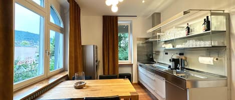 Een koelkast, een oven, een kookplaat, een vaatwasser