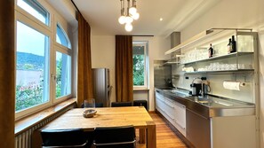 Jääkaappi, uuni, liesi, astianpesukone