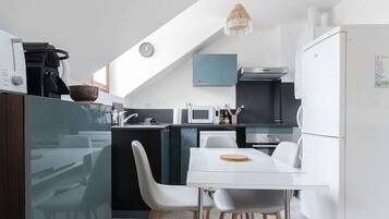 Frigorífico, microondas, horno y placa de cocina