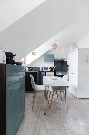 Kjøleskap, mikrobølgeovn, ovn og kokeplater