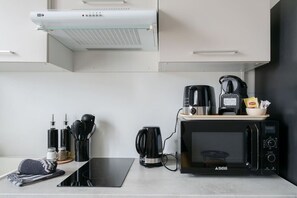 Frigorífico, microondas, cafetera o tetera y tostadora