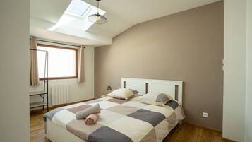 3 chambres, bureau, fer et planche à repasser, lit parapluie