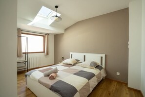 3 habitaciones, escritorio y tabla de planchar con plancha