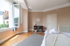 2 chambres, fer et planche à repasser, lit parapluie, Wi-Fi gratuit